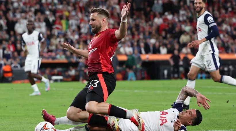 Luke Shaw: Tương lai u ám tại Manchester United sau màn trình diễn thảm hại ở chung kết Europa League